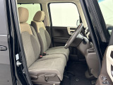 ■ゆとりのある室内空間です♪運転席は高さ調整することができるハイトアジャスターが装備されています!
