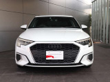 ●Audiが最初に採用したLEDポジショニングランプ。シャープなラインで昼間でも点けていたいと思うほど上品でオシャレです。夜間走行時はさらに目立ちます!