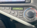 【オートエアコン】一度お好みの温度に設定すれば、車内の温度を検知し風量や温度を自動で調整。暑い&hellip;寒い&hellip;と何度もスイッチ操作をする必要はありません。快適な車内空間には必須の機能ですね♪