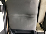 【シートバックポケット】すぐ手に取りたいアイテムをスマートにしまっておけます。限られた空間を有効に活用でき、長距離のドライブでも車内を清潔感のある落ち着いた状態に保ってくれる実用的な機能です。