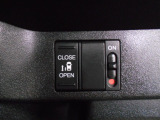 片側電動スライドドア。荷物で手が塞がる時など簡単にドアの開閉が出来ます。何より力いらずで開閉OK。女性やお年寄りにも優しい。電動機能はOFFにもできますから元気なお子様の駆け出しも安心。
