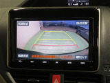 車両後方の映像を映すバックモニター。進路を確認しながら安全に車庫入れできます。