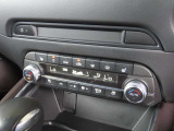 運転席と助手席で個別に温度設定ができるフルオートエアコンを装備。シートヒーターやステアリングヒーターも備え、寒い季節も快適です。上質感漂うダイヤルやスイッチ類を、ぜひ店頭でお確かめください。
