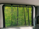 【ロールシェード】日差しや車外からの光が眩しいときにサッと引き出して使える、ロール格納タイプのサンシェードを装備。後席に乗ったお子様がウトウトしだした時など、ぜひご活用ください♪