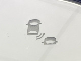 【ブラインドスポットインフォメーション】走行中、ドアミラーの死角になりやすい箇所に後続車が接近するとサイドミラー付近に警告を表示、ドライバーに注意喚起をしてくれます。