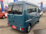 右斜め後ろからの特徴的なフォルム。狭い路地裏でも運転しやすそうな小回りが利くコンパクトボディ♪