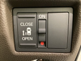 左側電動スライドドアは運転席からでも操作ができるように、ハンドル付近に開閉の操作スイッチが付いています。