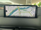 お手元のスマートフォンと接続して頂く事で使用可能な「Apple CarPlay/Android Auto」電話の応答は勿論、メッセージの受信やLINE、音楽接続からナビアプリの使用まで幅広く活躍致します。