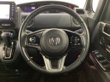 ハンドルにHondaセンシング系のクルーズコントロールやレーンキープアシストなどのスイッチと、オーディオの操作スイッチが装備されています。ハンドルから手を離さず安全に操作できます。