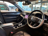 ステアリングを握ればJeepワールドが目の前に広がります。