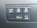 こちらのお車には先進安全装備が多数搭載されています。衝突被害を回避あるいは軽減するためのブレーキや、後方死角からの接近警報、車線逸脱を防止する警報装置など、詳しくはスタッフまでお尋ねください。