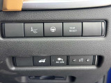 パワーバックドアの開閉、ステアリングヒーター、AC1500W電源(コンセント)のON/OFF、メーター照度調整などのスイッチが機能的に配置されています。