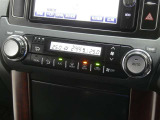 【オートエアコン】車内温度を感知して自動で温度調整をしてくれるのでいつでも快適な車内空間を創り上げます!どの席に座っても快適なドライブが楽しめます♪