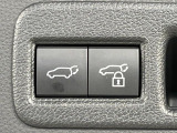 【パワーバックドア】スマートキーや運転席のボタンを押すだけでリアゲートが自動で開閉します!荷物を持っている時や、高い位置にあるバックドアを閉める際に便利な機能です♪