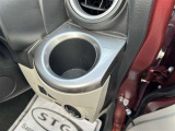 運転席・助手席の同じ位置にドリンクホルダーが付いています!取り出しやすい位置なのでとても便利です♪