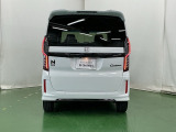 後席の窓には外から車内が見えにくくなるプライバシーガラスを採用。周りを気にせずリラックスして過ごせます