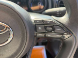 【クルーズコントロール】アクセル操作なしで一定速度を保つ機能。先行車との距離を自動調整する追従型が主流で、高速走行時の疲労を劇的に軽減します。長距離移動が多いお客様への商談では必須の快適装備です。