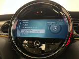 iPhoneを無線で接続して、対応したアプリを車載ディスプレイで使用できる「Apple CarPlay」にも対応