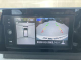 アラウンドビューモニターは4方向のカメラで真上から車を見たようにモニターで確認ができる日産の自慢の装備です。前後センサーにより移動物検知、障害物検知をして画面に表示。是非実際の車で体感してみてください