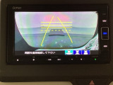 バックでの車庫入れも安心です!リアカメラが付いているバックモニター付のナビを装備しております。操作線もついており距離感も画面から確認できます。