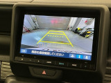 リバースギアに入れるだけで後方の表示へ切り替わります。夜間や雨の日の駐車も楽になりますよ。