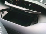 運転席前にも小物入れが付いています。