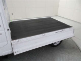 荷台はリアだけでなく両サイドも開く三方開です。