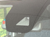 【三菱e-Assist】走行中に前方の車両等を認識し、衝突しそうな時は警報とブレーキで衝突回避と被害軽減をアシスト。より安全にドライブをお楽しみいただけます。