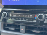 【オートエアコン】一度お好みの温度に設定すれば、車内の温度を検知し風量や温度を自動で調整。暑い&hellip;寒い&hellip;と何度もスイッチ操作をする必要はありません。快適な車内空間には必須の機能ですね♪
