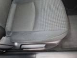 運転席シートはシートリフト機構付きで様々な体格の人に対応致します