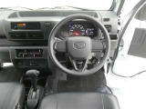 運転席からの視界はこんな感じです☆お気軽にご来店いただき、実際に座って是非お確かめください。ドライバーに寄り添う快適な操作フィールをもたらすステアリングです。