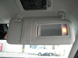 運転席席バニティミラ-も照明付き