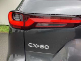 シャープな発光ラインが目を惹くLEDリアコンビランプ。立体的なCX-60エンブレムとともに存在感を高め、夜間はもちろん昼間でもひと目でわかる先進的でスタイリッシュなリアビューを演出します。