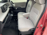 ガラスエリアが広く見晴らしのいい運転席。疲れにくいシートと相まって、安全快適に日常をサポートしてくれます。
