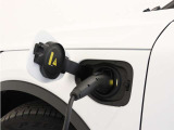 コンセントタイプ(3kW)やウォールボックスタイプ(6kW)の充電器を用いて、ご自宅で簡単充電。一般的な家庭用の200V交流充電ケーブルでは、約8時間で80%まで充電!1時間あたり7~14kmを走行できる電力を充電できます。