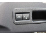 ドアが閉まった時にそのまま施錠もしてくれる予約ロック機能付きのパワーバックドア。荷物で手が塞がっている時に便利な機能です♪