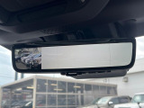 【スマートリヤビューミラー】後席の大きな荷物や同乗者で後方が確認しづらい時でも安心!カメラが撮影した車両後方の映像をルームミラー内に表示。クリアな視界で状況の確認が可能です!
