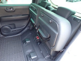 ◆チップアップ&ダイブダウン機構付【ULTR SEAT】は後席座面を左右分割で跳ね上げることができます。トランクで積載できない背の高い荷物をラクラク収納できます。ホンダ車ならではの人気装備です。