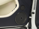 オプションのNaim For Bentley。音響設備にも妥協のない1台となっております。