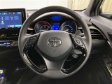 本革巻きになっており左右にステアリングスイッチがついています。