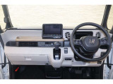 操作性に優れた運転席となります!小物入れや各ボタンの配置にこだわり、使いやすいです!座り心地もよく視認性も良好なのでロングドライブもお任せ下さい!