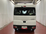 跳ね上げ式バックドアなので、雨天時の荷物の出し入れの際も濡れにくいです。