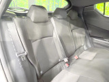 後部座席も気になるようなキズ・汚れやへたり等、大きなダメージはなく、良好な状態です。