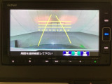 バックでの車庫入れも安心です!リアカメラが付いているバックモニター付のナビを装備しております。操作線もついており距離感も画面から確認できます。