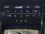 【オートエアコン】一度お好みの温度に設定すれば、車内の温度を検知し風量や温度を自動で調整。暑い&hellip;寒い&hellip;と何度もスイッチ操作をする必要はありません。快適な車内空間には必須の機能ですね♪