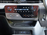 四季を通じて車内を快適に保つオートエアコンを装備しています。又、冬場の朝一のスタート時には大変嬉しいシートヒーターを運転席&助手席に装着、ヒーターが効き始めるまでの冷間時でも快適にスタート出来ます。