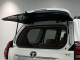 ガラスハッチで後方に余裕がない狭い駐車場などでの開閉が可能になります。