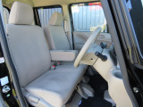 アームレストも完備した運転席!
