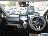 運転席からの視界が広く運転がしやすいので男女共に人気のインテリアになっています!