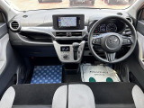 [フロントシート]ベンチシートなのでゆったりとシートに座れます♪運転席が前後のスライドに加えて、上下の調節も可能です!